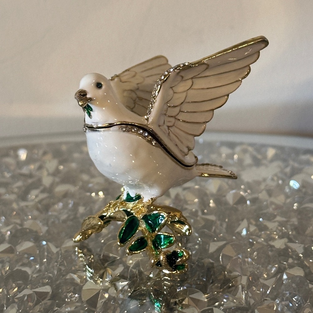NIB - Dove Chotski trinket.